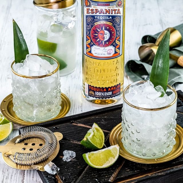 Either you are sipping your @espanita_tequila neat or making a cocktail, tequila is an ultimate summer drink. Cheers!!

#espanitatequila